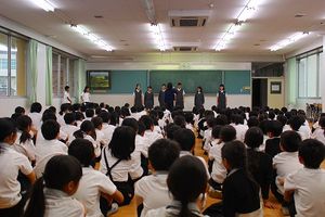 英宏中学校　音楽部の合唱披露