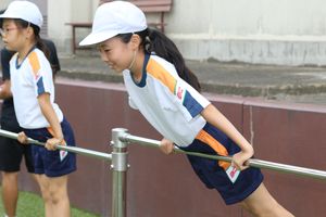 鉄棒を極めよう　３年【体育】