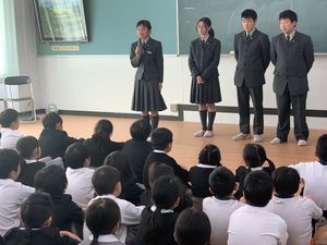英宏中学生が全校朝礼に来てくれました【小中交流】