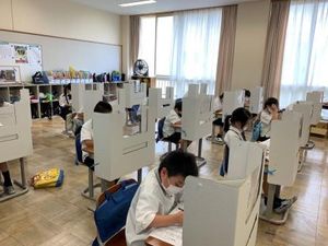 パーテーションを使っています　【保健安全】