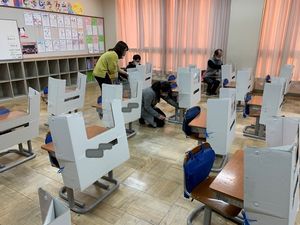 職員作業でパーテーションを修理しました【保健安全】