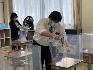 新品のパーテーションを設置しました！【保健安全】