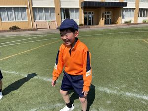 ふかふか人工芝ではじめての体育！【学校生活】