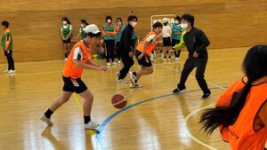 6年生ｖｓ先生　バスケットボール対決