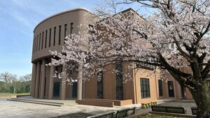 桜咲く中，自由登校日　【学校生活】