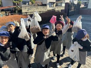 清掃ボランティアで美化作業を行いました　【勤労奉仕教育】