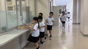 放課後に、パン販売があります