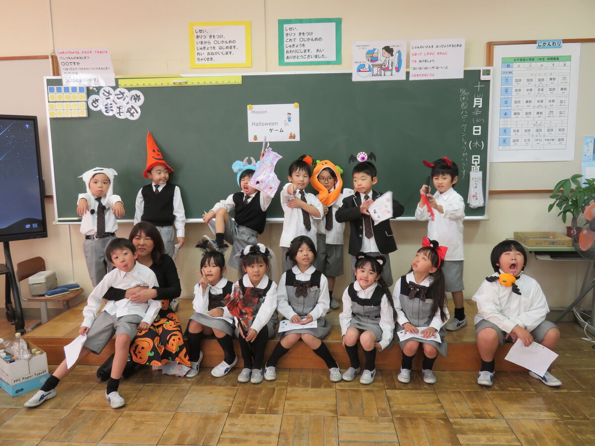 10月30日(木)に、ハロウィン集会を行いました。縦割り活動のLILAC(ライラック)の班ごとに、スタンプラリーを行いながら各教室をまわり、ゲームや会話を行いました。