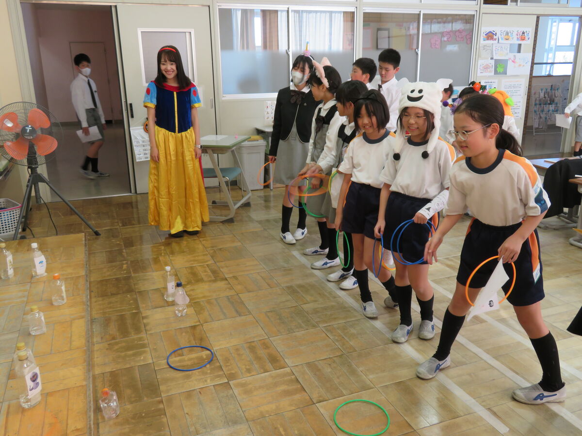 わなげゲームの会場では、アナ雪のエルサ姫がお出迎えです。