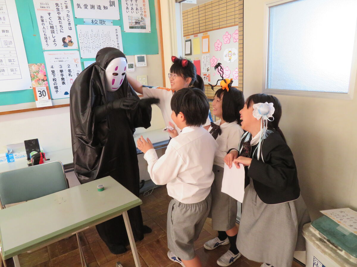 玉入れゲームの会場では、ジブリアニメの世界からカオナシが飛び出してきました。