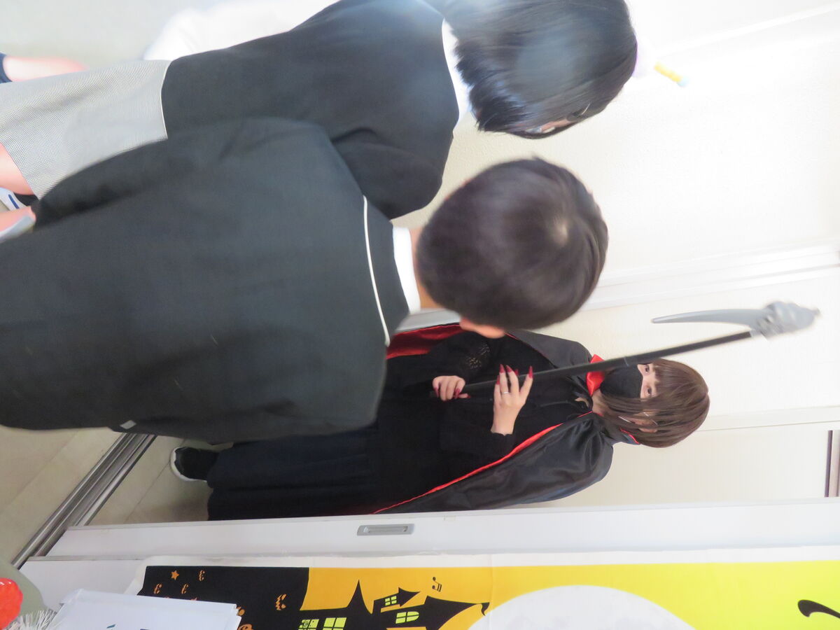 別の部屋では、カマを持った魔女がお出迎え。びっくりして驚く児童が続出ですが、「Trick or Treat」と上手に言えたかな?