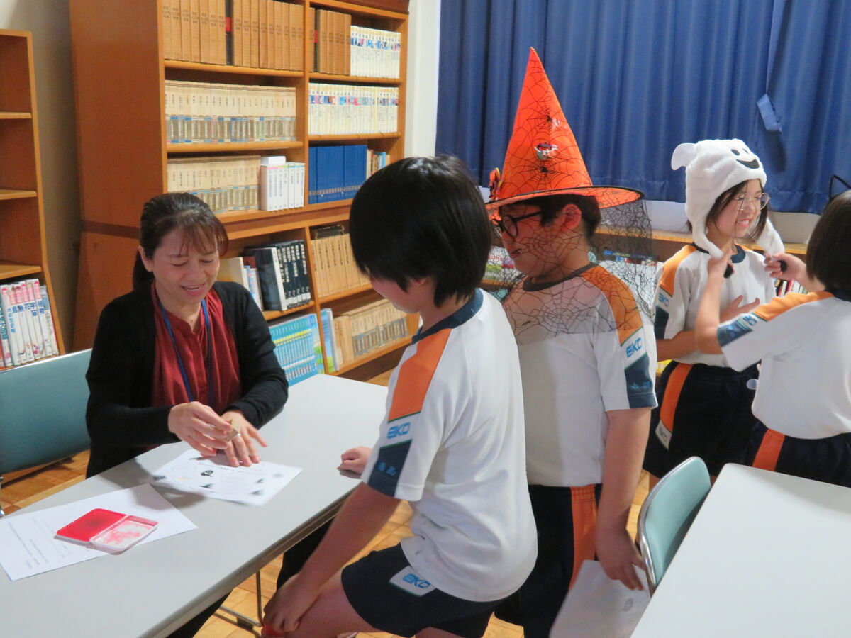 別の部屋では「What is this?」の会話で、ハロウィンの単語を英語で答えました。