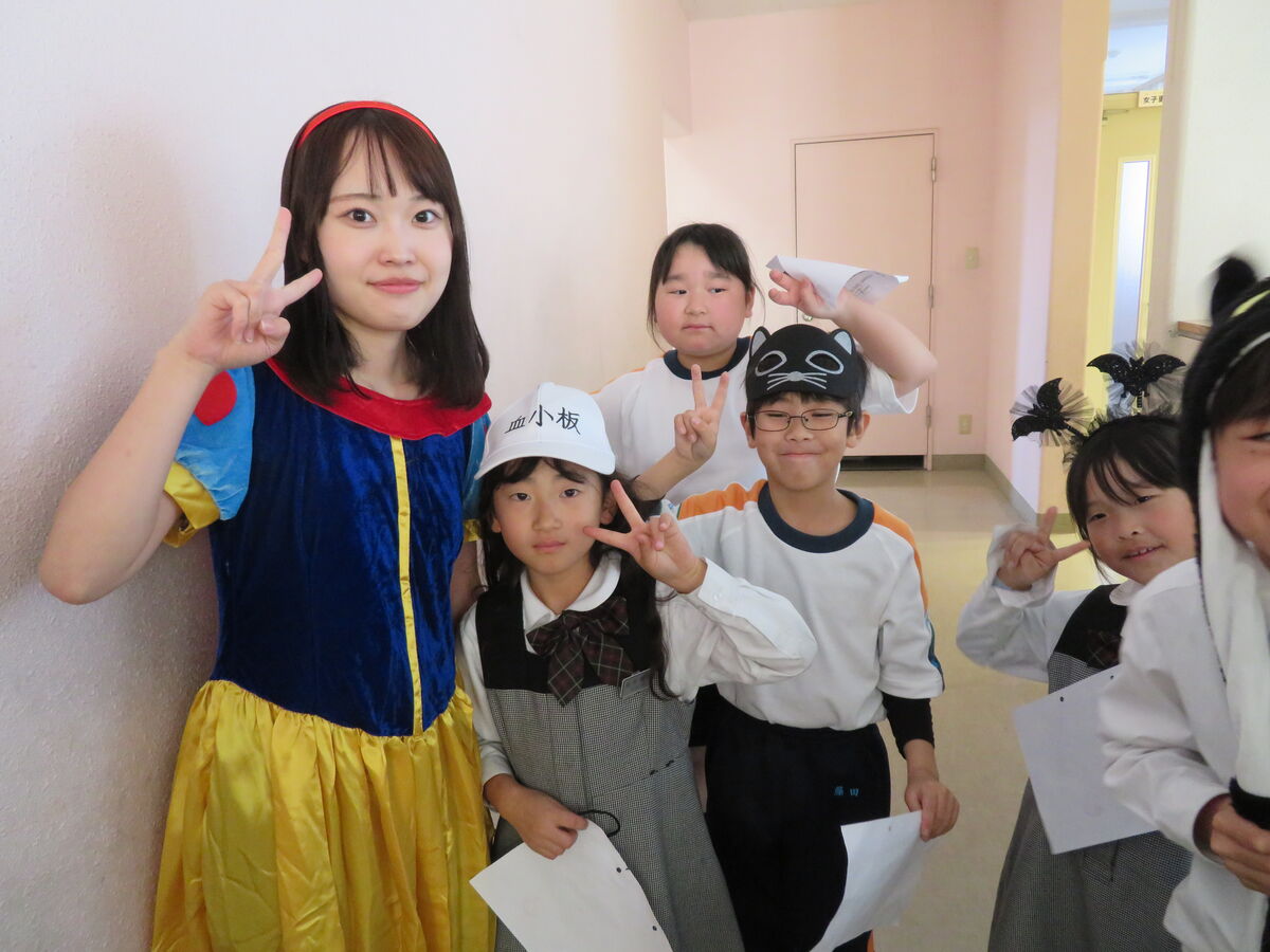 児童も教員も、ハロウィンらしいかわいい変装を施して、充実した時間を過ごしました。