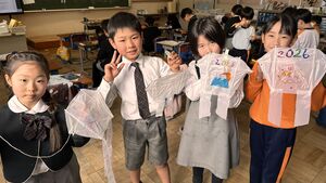 2年生　手作り凧揚げ　【授業風景】